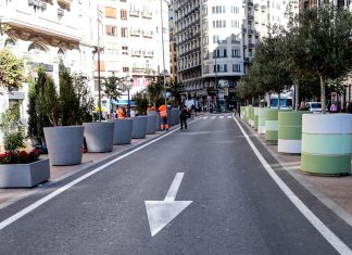 A la izquierda los nuevos maceteros y a la derecha los antiguos