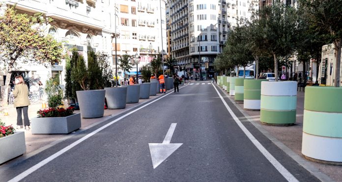 7televalencia maceteros nuevos y antiguos A la izquierda los nuevos maceteros y a la derecha los antiguos