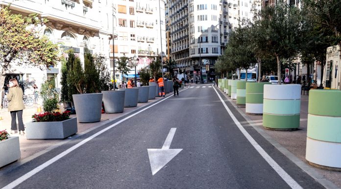 Adiós a los «maceteros feos»: así cambia la plaça de l’Ajuntament de València A la izquierda los nuevos maceteros y a la derecha los antiguos