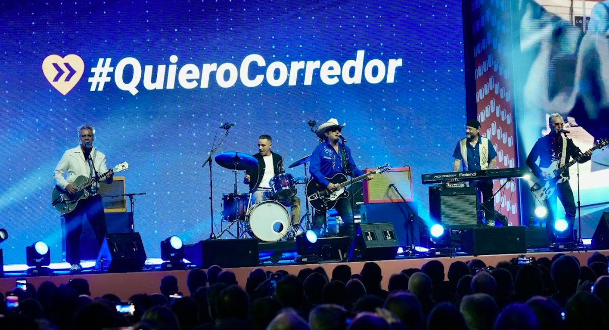 Los Rebeldes actuando en el Roig Arena para cerrar el acto #quierocorredor