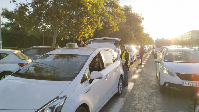 La huelga de taxis colapsa Valencia: estas son las calles y carreteras más afectadas