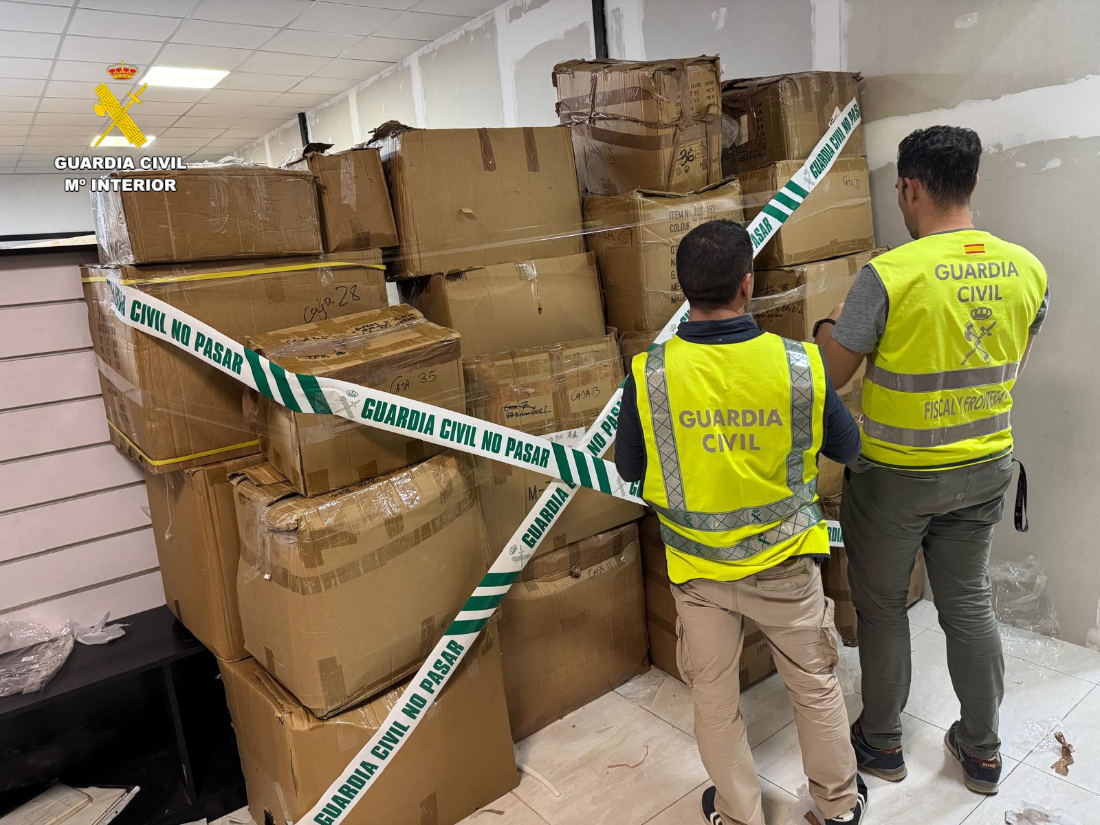 La Guardia Civil precinta varias cajas listas para la distribución