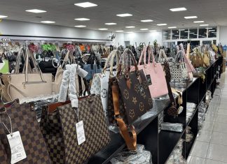 Algunos de los artículos incautados en la tienda