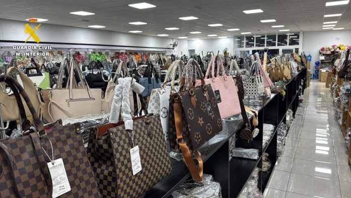 Algunos de los artículos incautados en la tienda