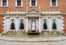 Salvan la vida a una mujer de 80 años que se estaba atragantando cerca de la plaza del Patriarca