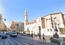 Una violenta pelea en la plaza de San Agustín deja dos heridos y destrozos en la terraza de un local