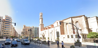Una violenta pelea en la plaza de San Agustín deja dos heridos y destrozos en la terraza de un local