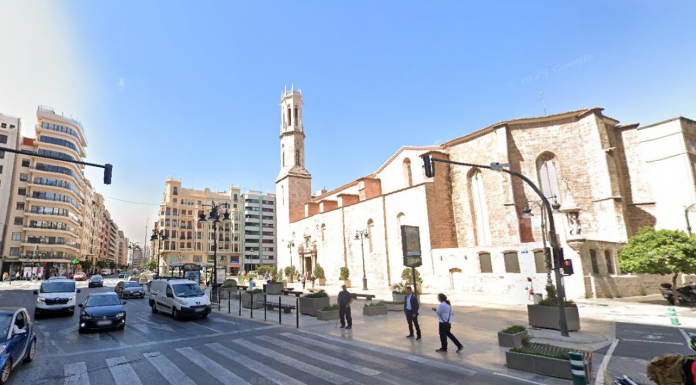 Una violenta pelea en la plaza de San Agustín deja dos heridos y destrozos en la terraza de un local