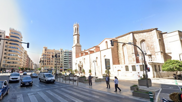 Una violenta pelea en la plaza de San Agustín deja dos heridos y destrozos en la terraza de un local