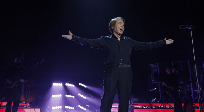 Raphael hace disfrutar al público valenciano con un concierto para el recuerdo