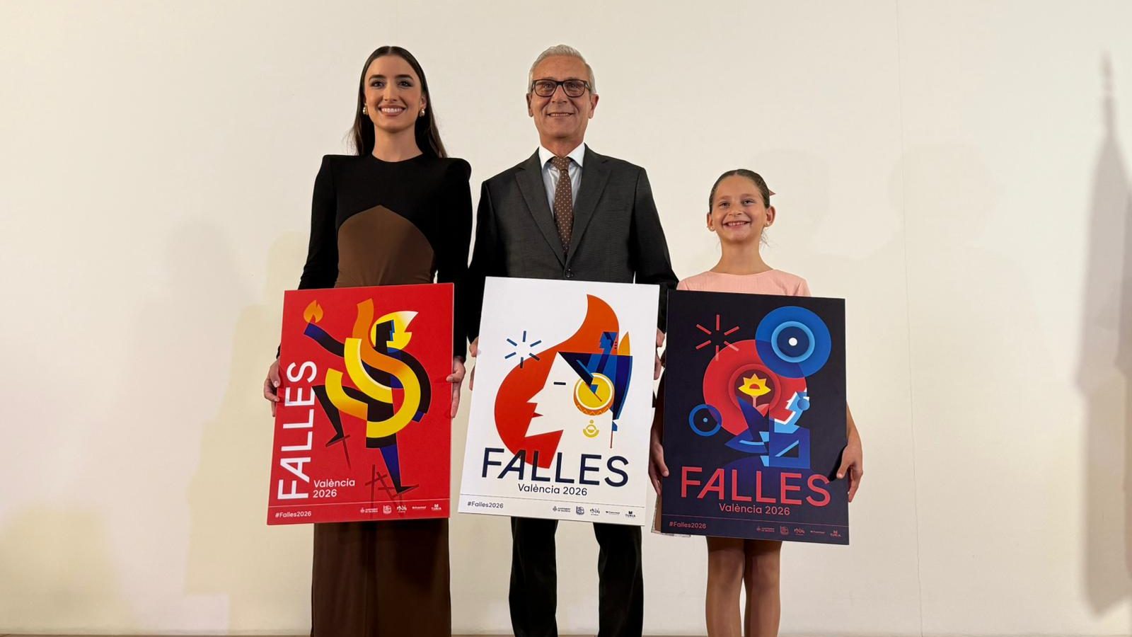 Las Falleras Mayores de Valencia junto con el concejal de Fallas, Santiago Ballester, durante la presentación