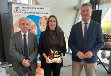 La presidenta, Lorena Martínez, recoge el reconocimiento de Conselleria