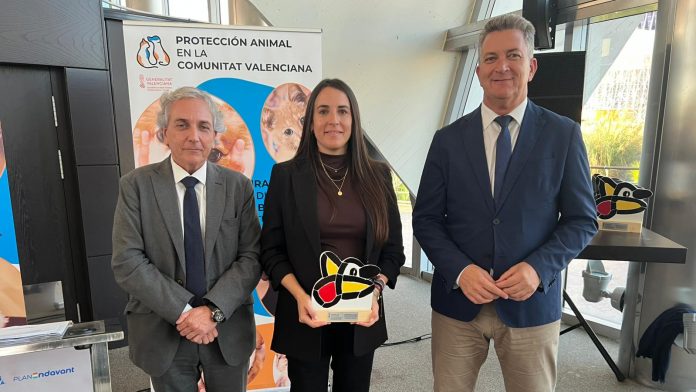 La presidenta, Lorena Martínez, recoge el reconocimiento de Conselleria