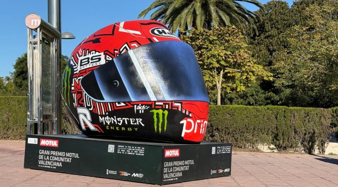 ¿Por qué han aparecido cascos gigantes de moto por València?
