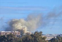 Un demoledor incendio en un taller de motos de Alboraya crea una nube de humo visible en Valencia