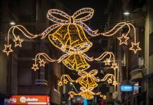 La navidad llega a Torrent con el tradicional encendido de luces Torrent enciende la magia de la Navidad con un gran espectáculo inaugural, música, coros y una coreografía luminosa en la fachada del Ayuntamiento