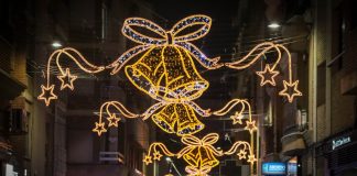 Torrent enciende la magia de la Navidad con un gran espectáculo inaugural, música, coros y una coreografía luminosa en la fachada del Ayuntamiento