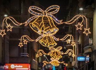 Torrent enciende la magia de la Navidad con un gran espectáculo inaugural, música, coros y una coreografía luminosa en la fachada del Ayuntamiento