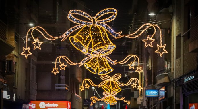 La navidad llega a Torrent con el tradicional encendido de luces Torrent enciende la magia de la Navidad con un gran espectáculo inaugural, música, coros y una coreografía luminosa en la fachada del Ayuntamiento
