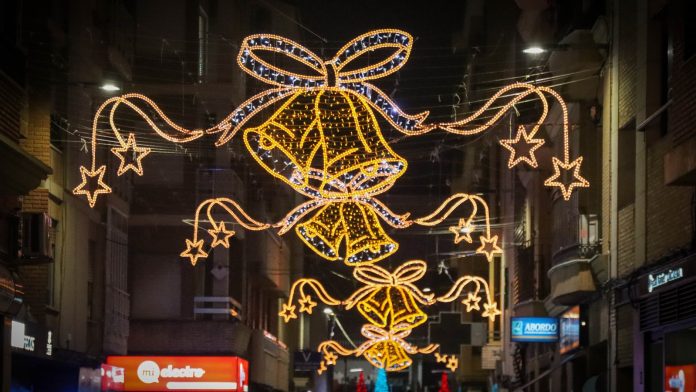 7TeleValencia - Torrent navidad Torrent enciende la magia de la Navidad con un gran espectáculo inaugural, música, coros y una coreografía luminosa en la fachada del Ayuntamiento