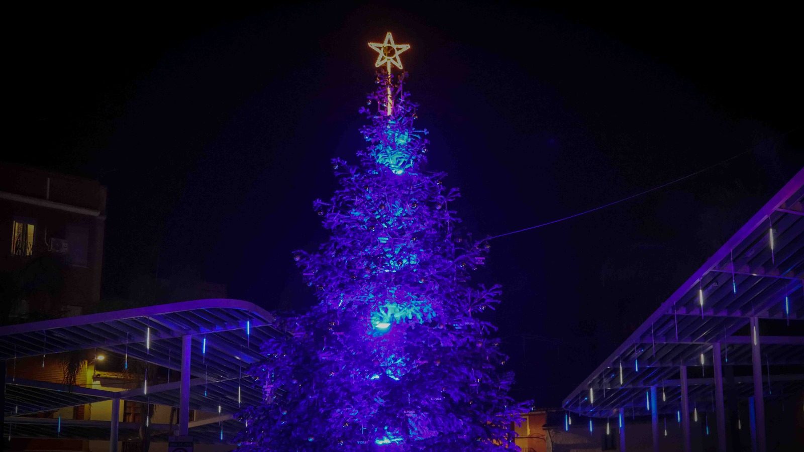 Torrent enciende la magia de la Navidad con un gran espectáculo inaugural, música, coros y una coreografía luminosa en la fachada del Ayuntamiento