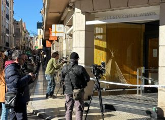 La Policía registra la clínica dental de Alzira