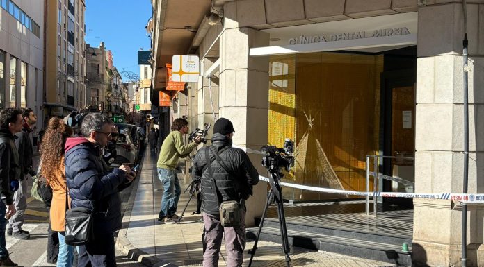 Recibe el alta la niña hospitalizada tras ser tratada en la clínica dental de Alzira La Policía registra la clínica dental de Alzira