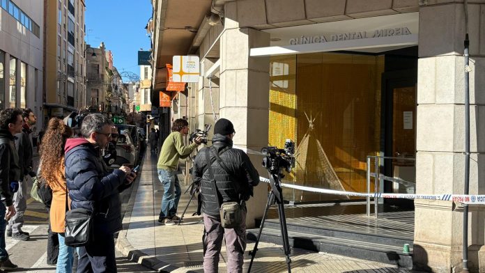La Policía registra la clínica dental de Alzira