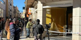 La Policía registra la clínica dental de Alzira