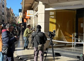 La Policía registra la clínica dental de Alzira