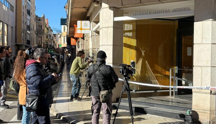 WhatsApp Image 2025-11-26 at 12.58.21 PM La Policía registra la clínica dental de Alzira