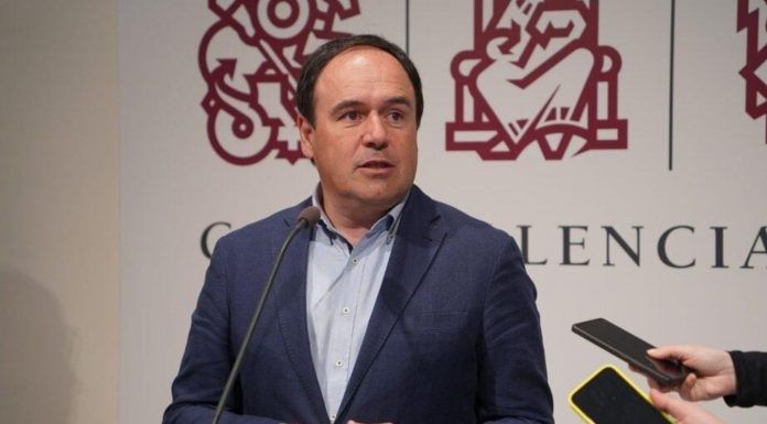 Pérez Llorca irrumpe en la Generalitat con un perfil de consenso y continuidad política Juanfran Pérez Llorca en Les Corts Valencianes