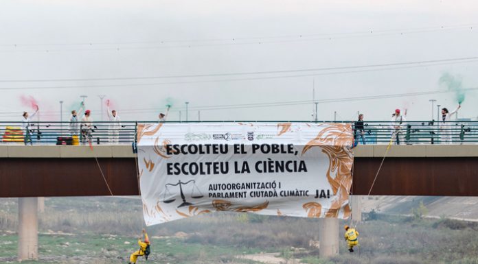 Dos activistas climáticos se cuelgan del Puente de la Solidaridad
