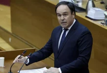 Pérez Llorca, elegido nuevo ‘president’ El candidato del PP, Juanfran Pérez Llorca, durante su intervención en el pleno de investidura. EFE/Biel Aliño