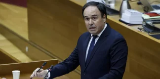 El candidato del PP, Juanfran Pérez Llorca, durante su intervención en el pleno de investidura. EFE/Biel Aliño