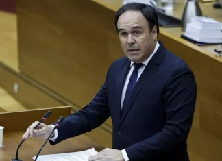 El candidato del PP, Juanfran Pérez Llorca, durante su intervención en el pleno de investidura. EFE/Biel Aliño