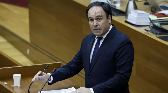 Pérez Llorca, elegido nuevo ‘president’ El candidato del PP, Juanfran Pérez Llorca, durante su intervención en el pleno de investidura. EFE/Biel Aliño