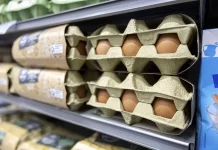 El confinamiento de aves por la gripe aviar encarecerá, todavía más, la compra a los españoles Huevos en un estante de supermercado / EFE