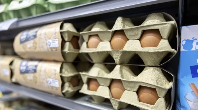 El confinamiento de aves por la gripe aviar encarecerá, todavía más, la compra a los españoles Huevos en un estante de supermercado / EFE