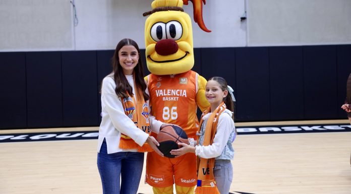 Las Falleras Mayores de València y sus Cortes protagonizan un partido amistoso de baloncesto en el XII Campeonato 3×3