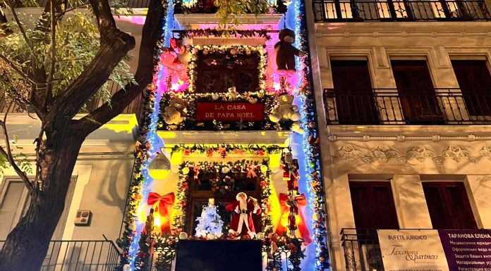 La curiosa casa de Papá Noel ilumina el centro de Valencia