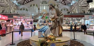 Instalan en el centro de València un belén «fallero» gigante