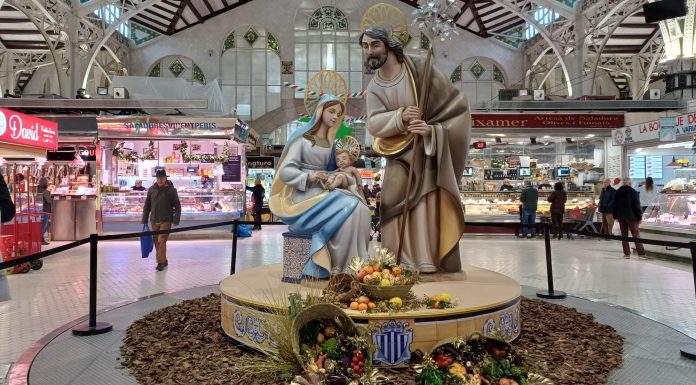 Instalan en el centro de València un belén «fallero» gigante