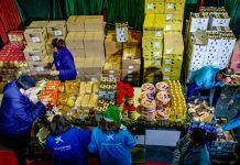 Banco de Alimentos reparte productos típicos navideños y juguetes en Mestalla