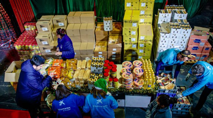 Banco de Alimentos reparte productos típicos navideños y juguetes en Mestalla
