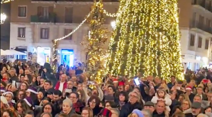 Quinientas voces cantan villancicos en la plaza de la Virgen