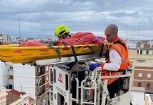Sacan una mujer de 88 años por los tejados de un edificio del Cabanyal