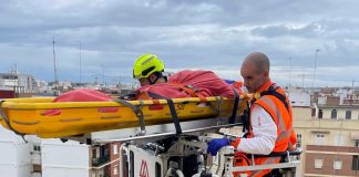Sacan una mujer de 88 años por los tejados de un edificio del Cabanyal