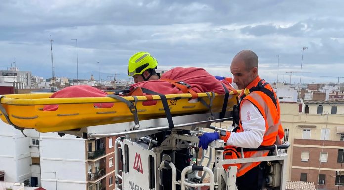 Sacan una mujer de 88 años por los tejados de un edificio del Cabanyal