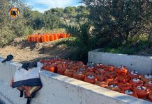 Caen más de 200 bombonas de butano tras un accidente en la A-7 a su paso por Godella